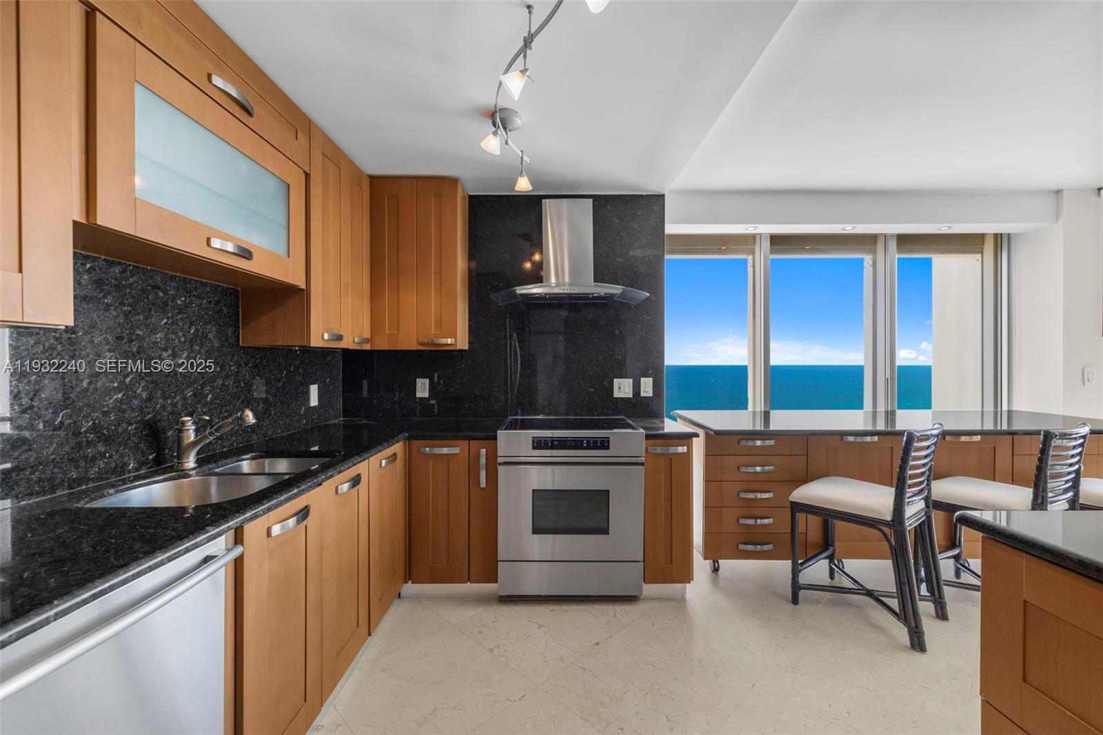881 Ocean Drive, Unit 20A Key Biscayne, FL 33149 - Photo 11 of 32