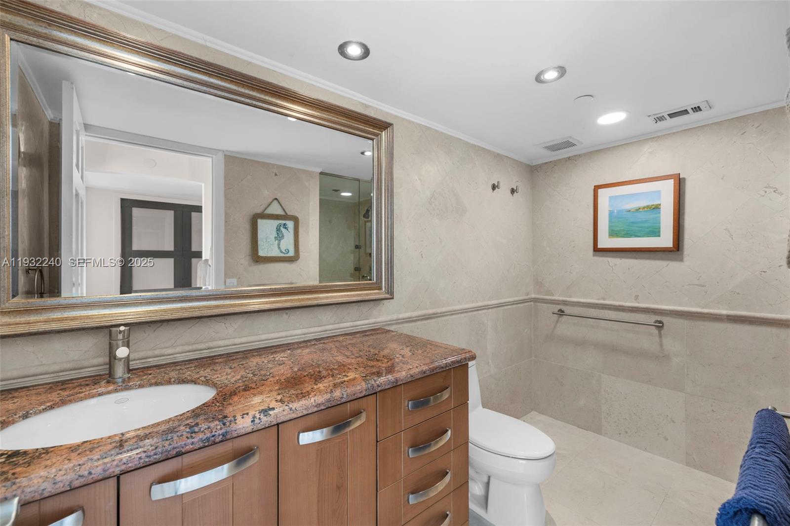 881 Ocean Drive, Unit 20A Key Biscayne, FL 33149 - Photo 20 of 32 Bathroom #2