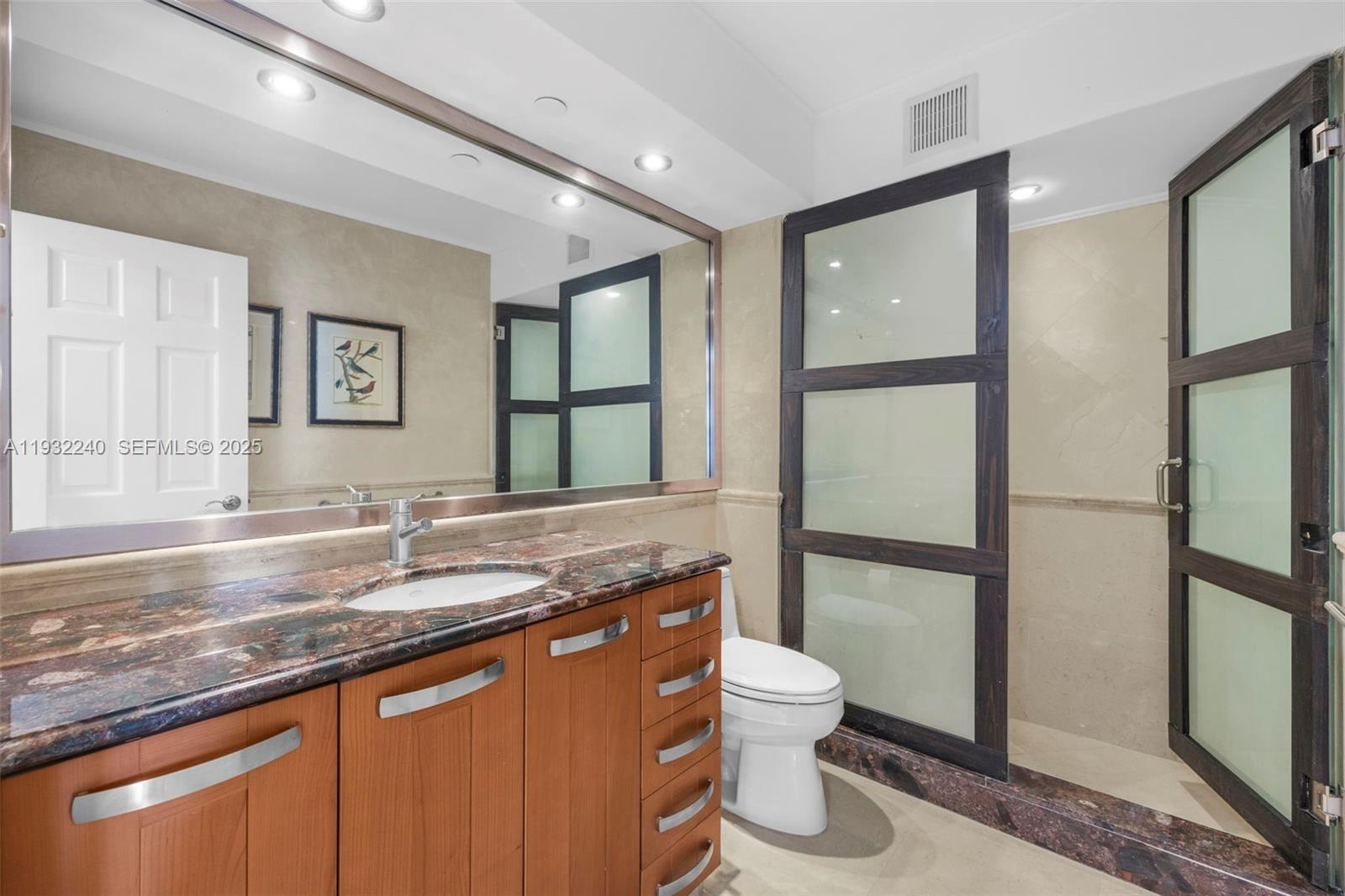 881 Ocean Drive, Unit 20A Key Biscayne, FL 33149 - Photo 24 of 32 Bathroom #3