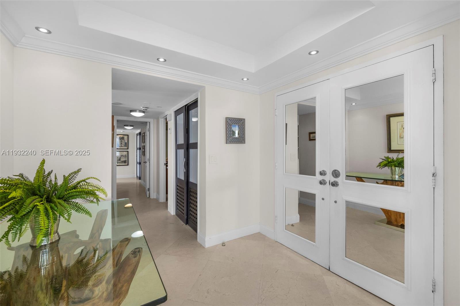 881 Ocean Drive, Unit 20A Key Biscayne, FL 33149 - Photo 8 of 32 Entrance hall