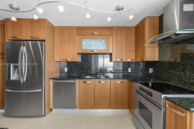 $3,600,000 | 881 Ocean Drive, Unit 20A, Key Biscayne, FL 33149