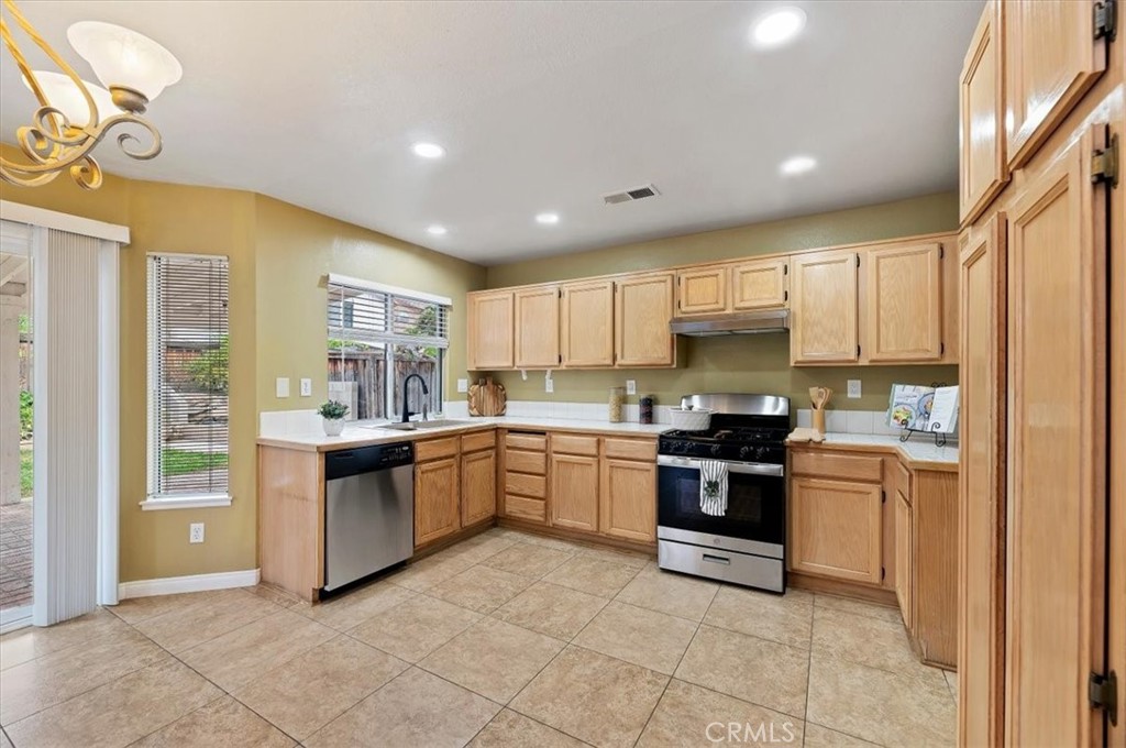 462 Coudures Way Perris, CA 92571 - Photo 3 of 38