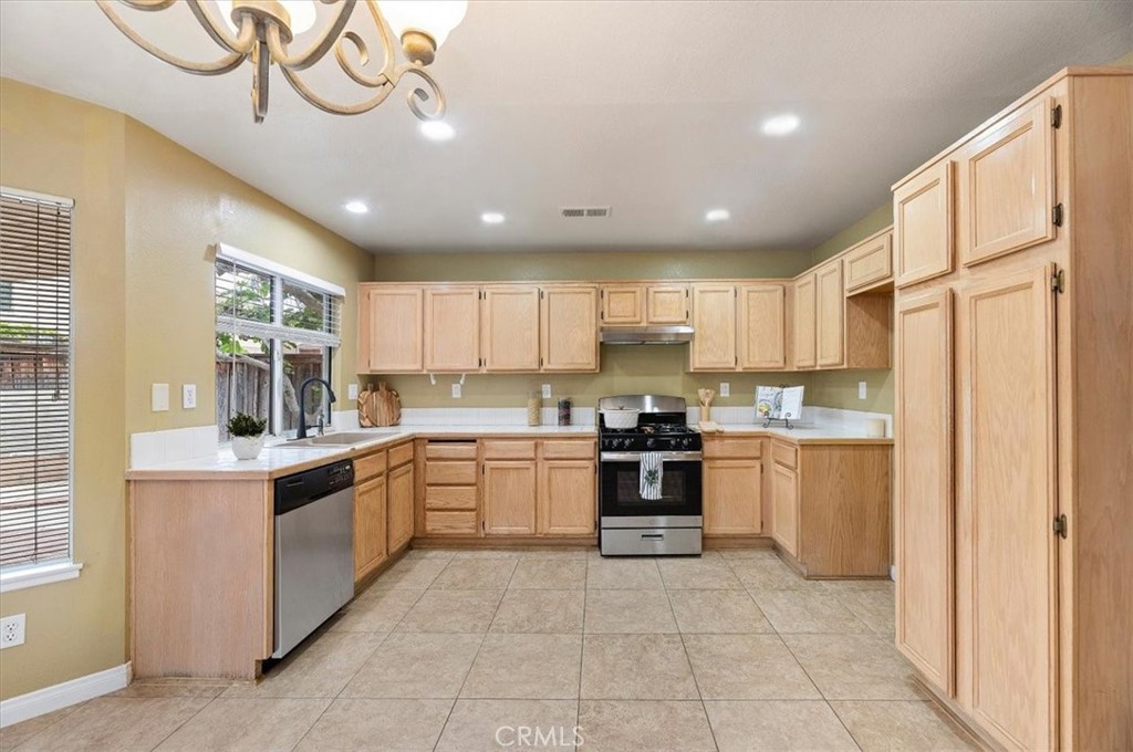 462 Coudures Way Perris, CA 92571 - Photo 4 of 38
