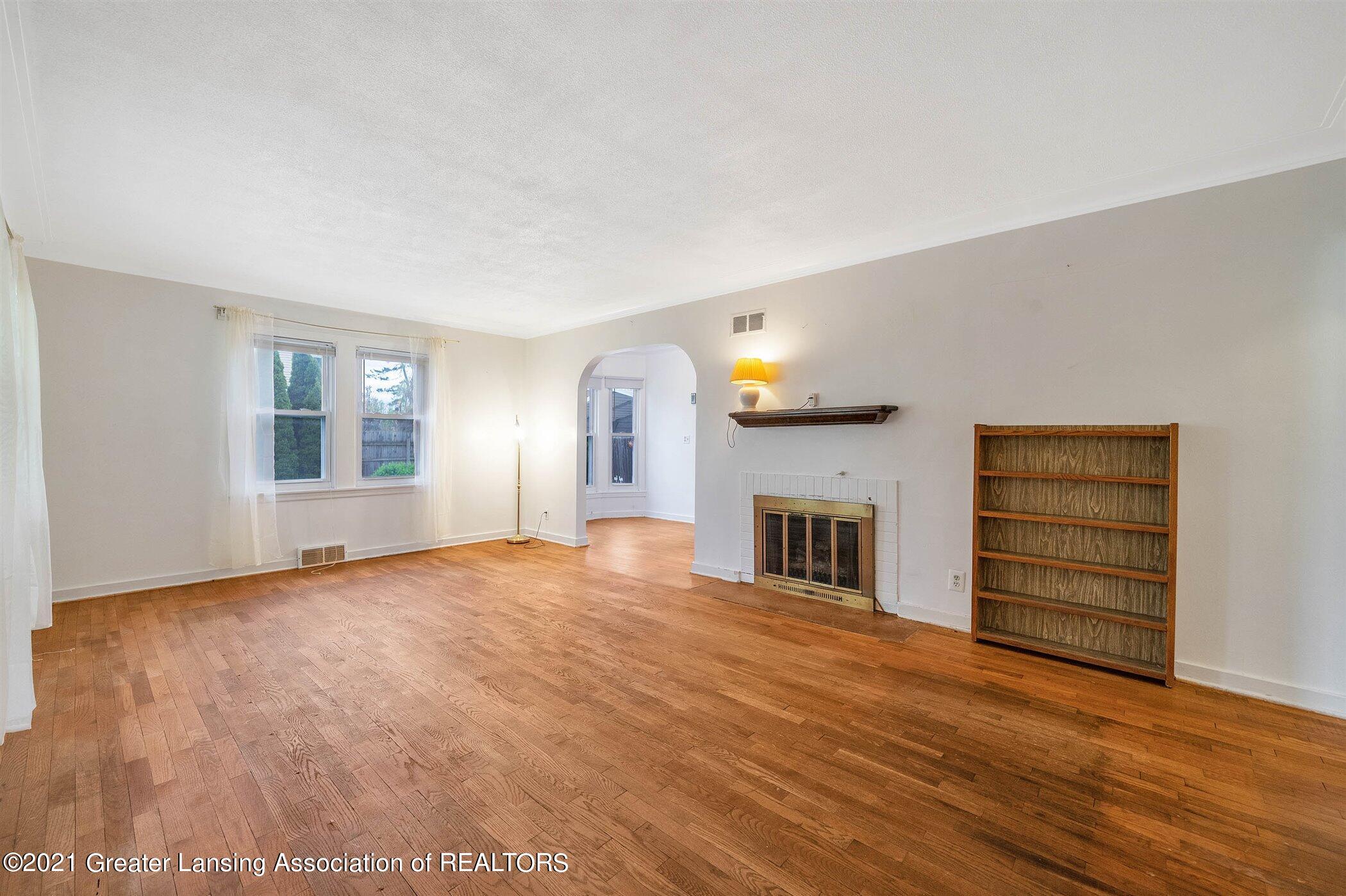 608 Clement Road Lansing, MI 48917 - Photo 7 of 34 MAIN FLOOR Living Room