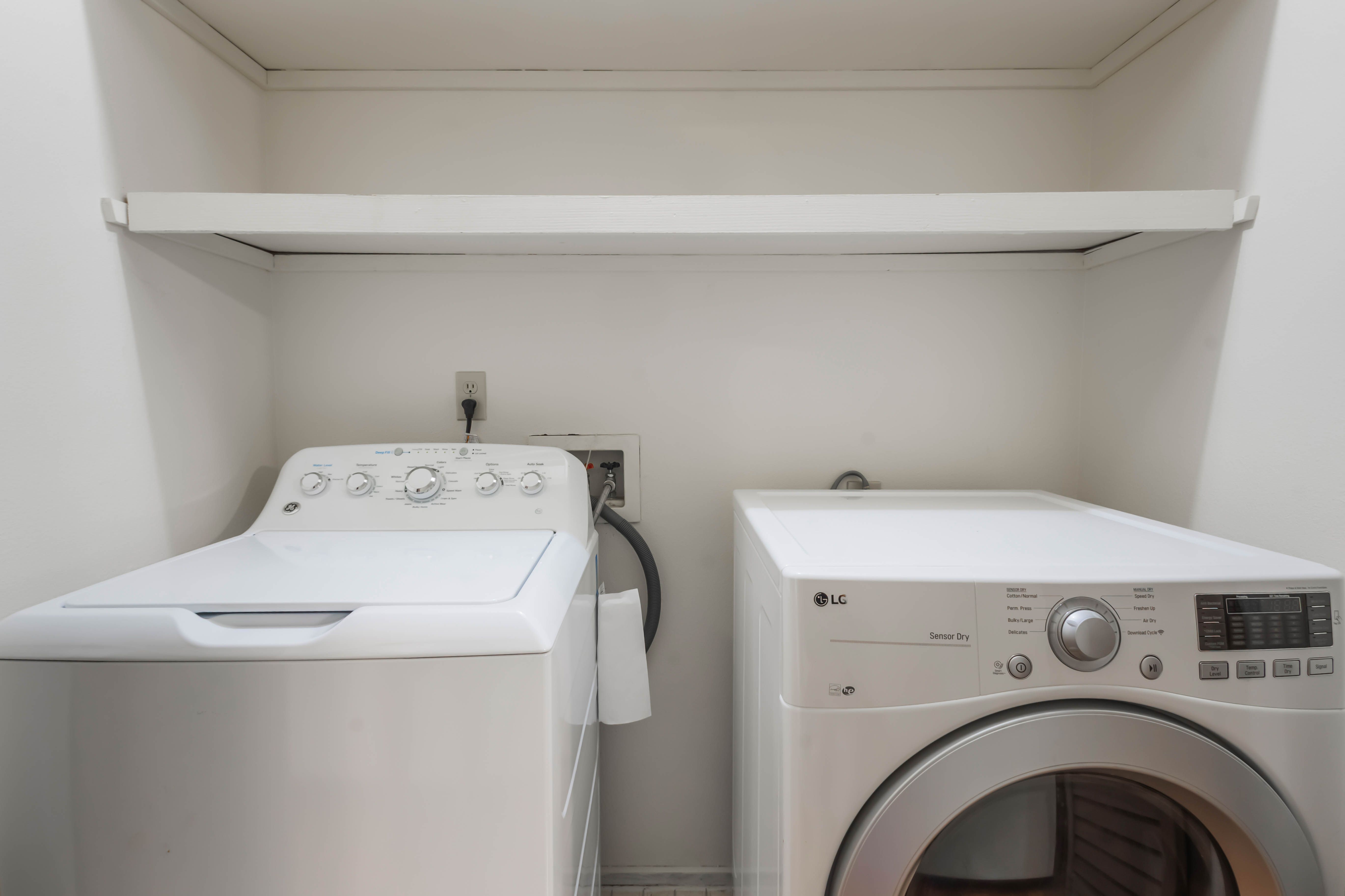 4085 B Noho Road Koloa, HI 96756 - Photo 20 of 30 a utility room with dryer and washer