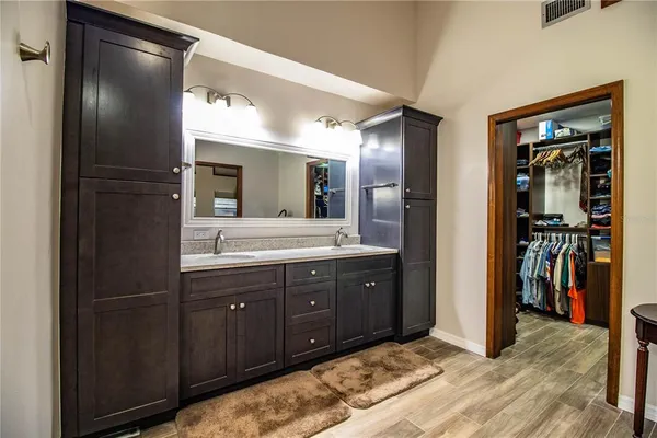 a view of a house with backyard and garden