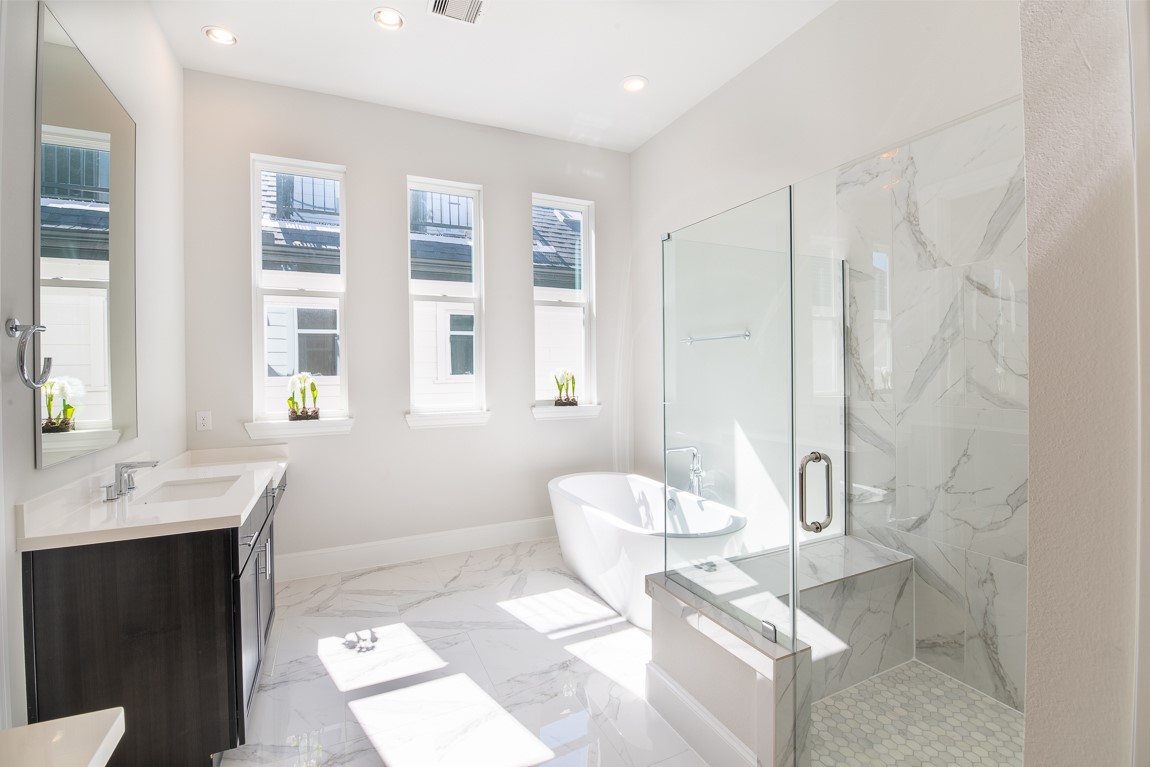 612 Delmar Street Houston, TX 77023 - Photo 7 of 19 Floating tub, Bench seat in shower, separate vanities with make-up area and can't beat the natural light.
