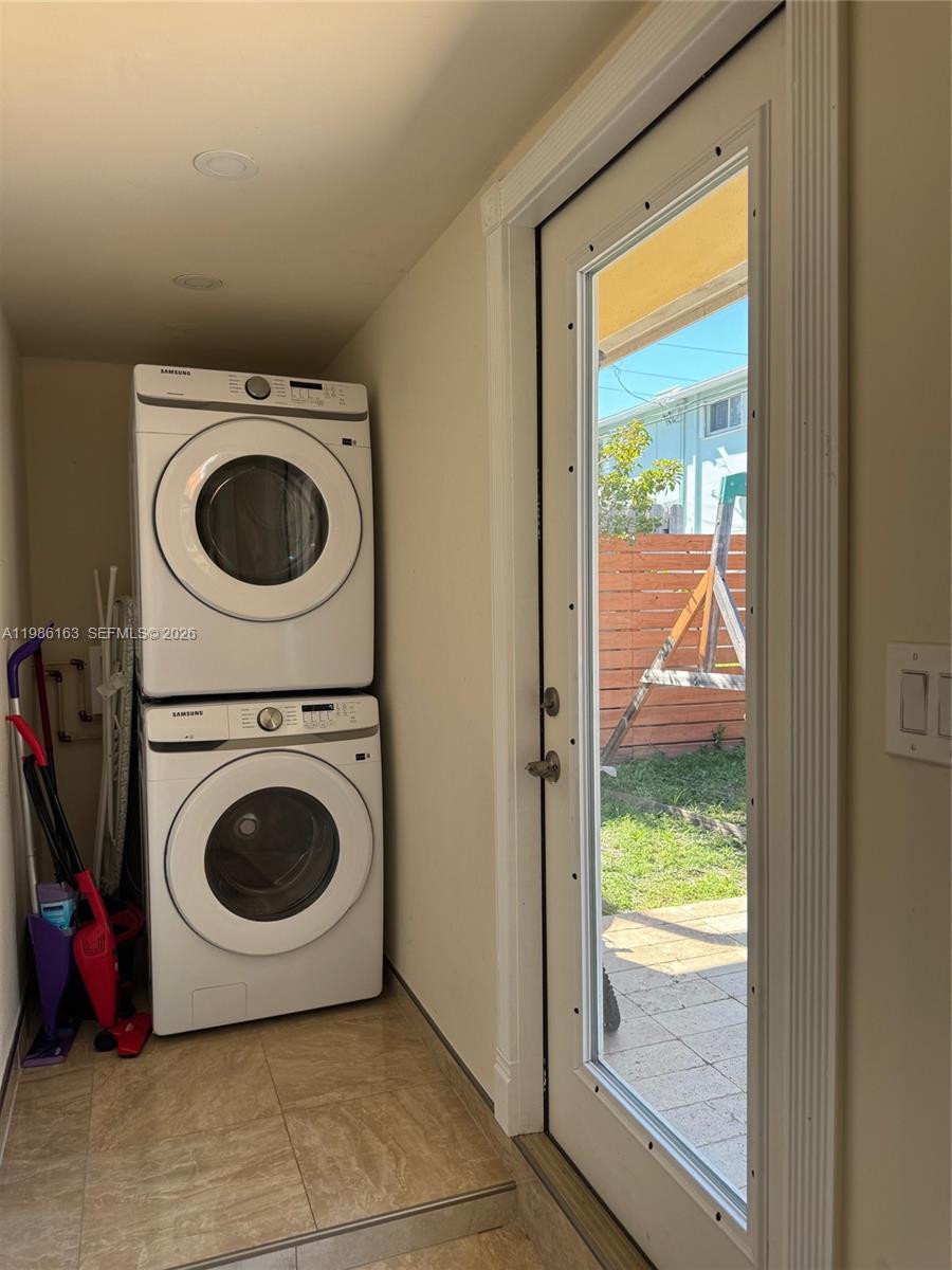 2355 Southeast 7th Street Pompano Beach, FL 33062 - Photo 29 of 31 a utility room with dryer and washer
