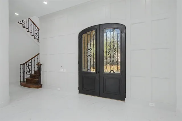 a view of entryway with a front door