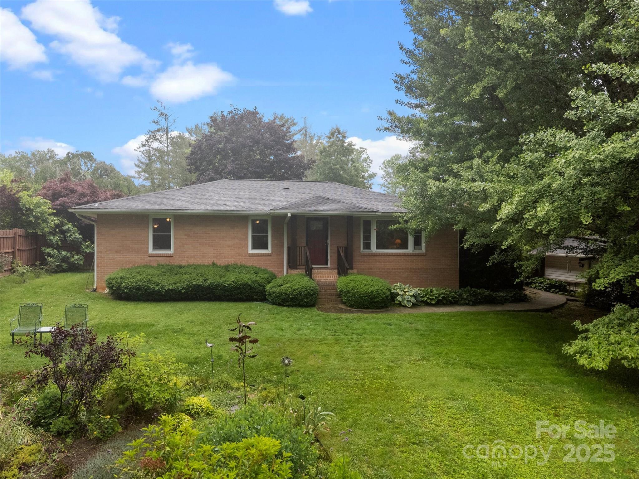 107 Edgehill Road Hendersonville, NC 28739 - Photo 6 of 48 Gallery Image 6