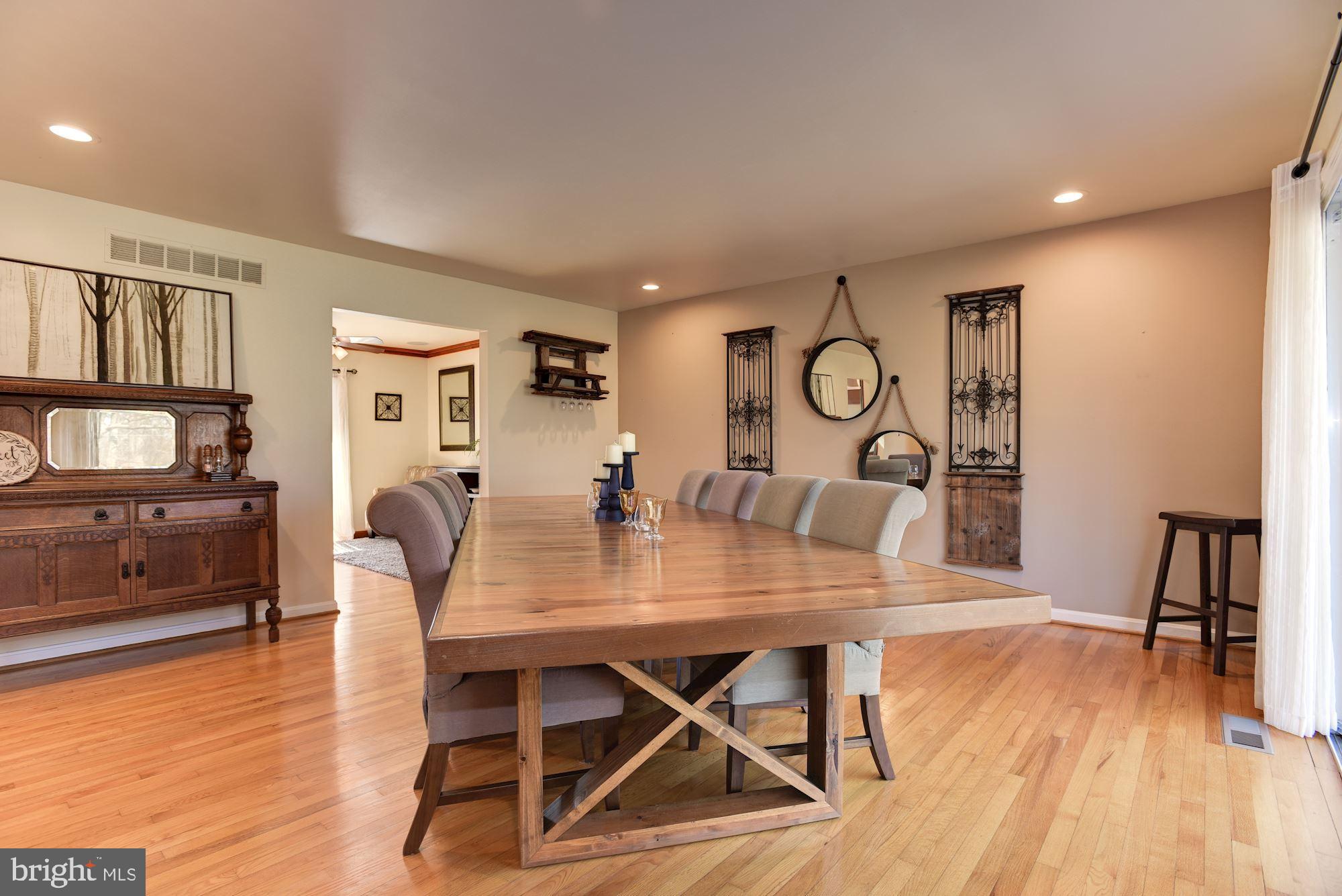 334 Edgewater Road Pasadena, MD 21122 - Photo 4 of 42 Living Room