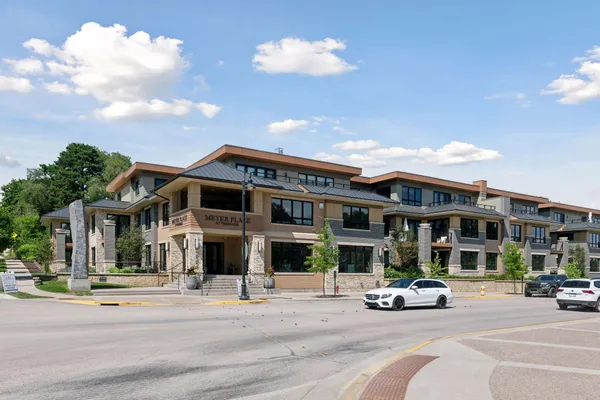 $1,850,000 | 222 Ferndale Road South, Unit 105, Wayzata, MN 55391