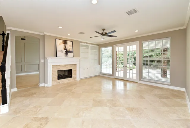 a view of a livingroom with furniture and a ceiling fan