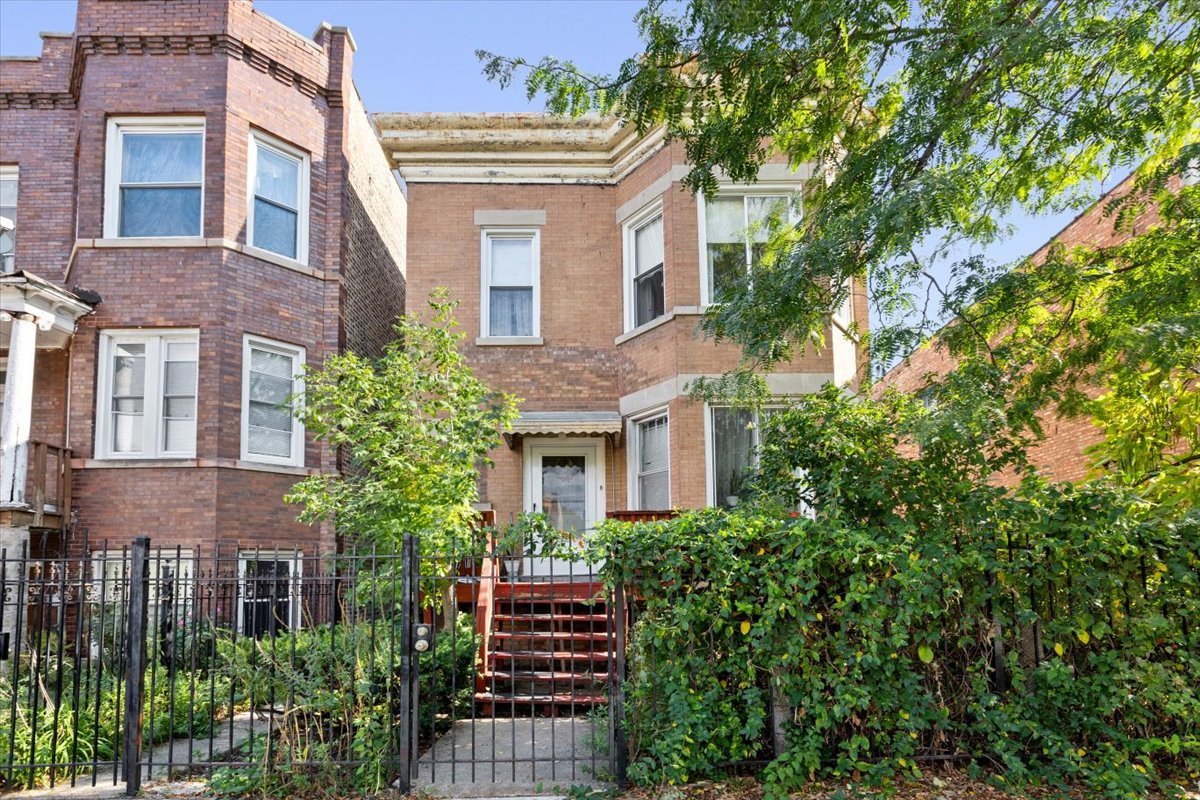 3911 North Kedzie Avenue Chicago, IL 60618 - Photo 1 of 35 a house view with a garden space