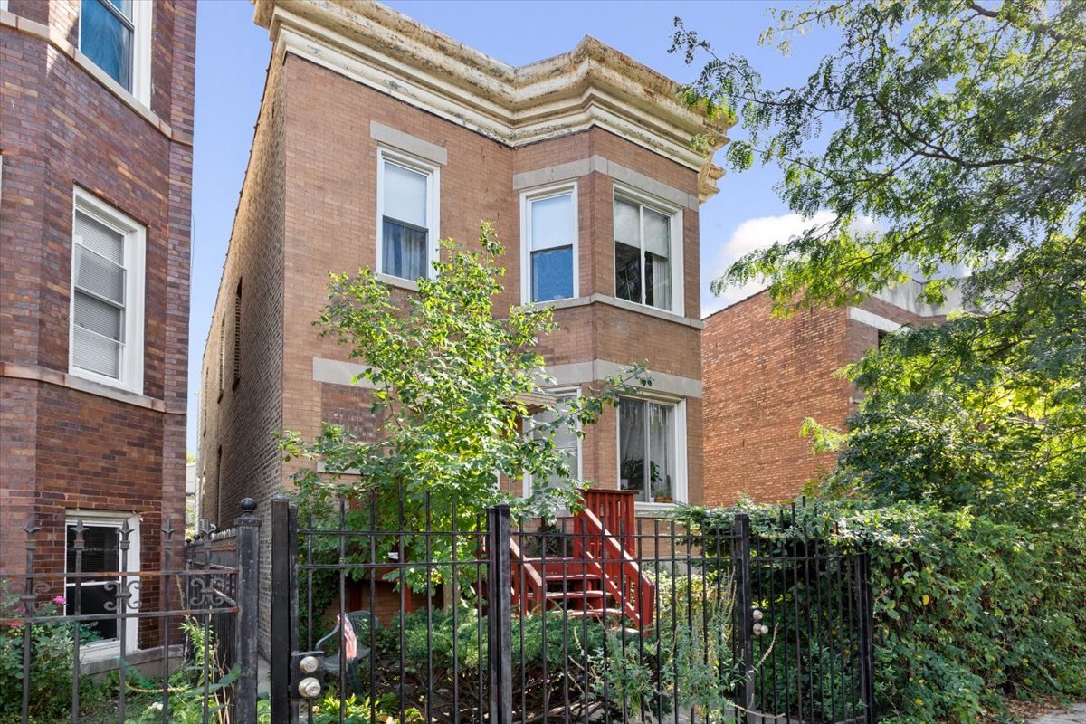 3911 North Kedzie Avenue Chicago, IL 60618 - Photo 2 of 35 front view of a building