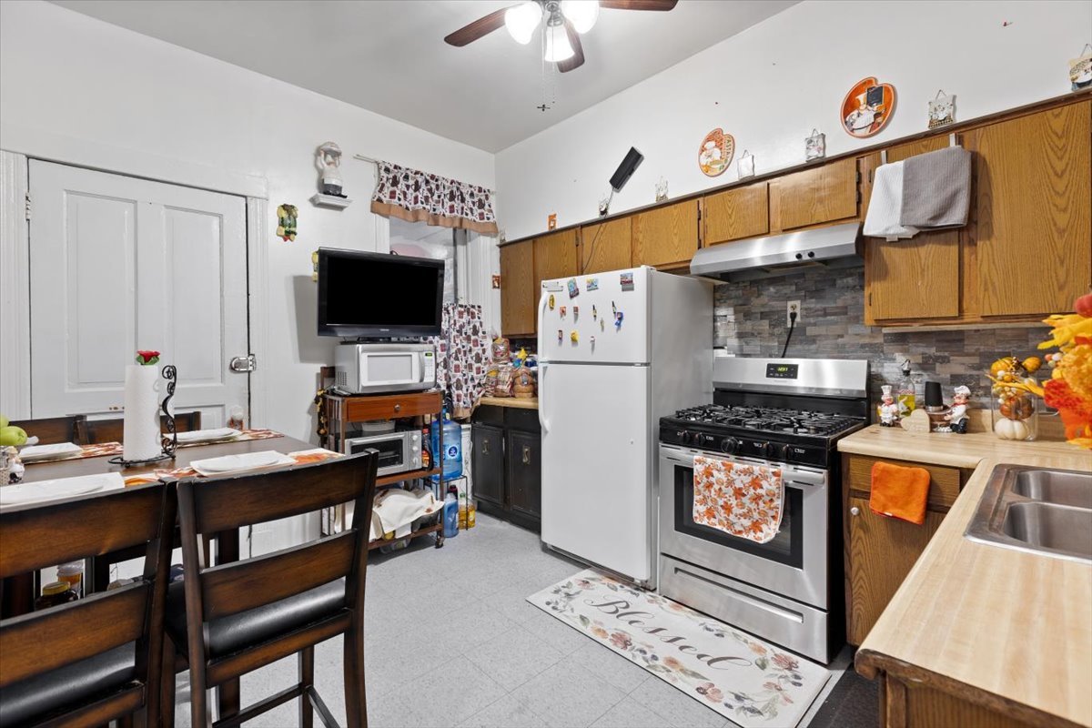 3911 North Kedzie Avenue Chicago, IL 60618 - Photo 27 of 35 a view of a workspace with furniture