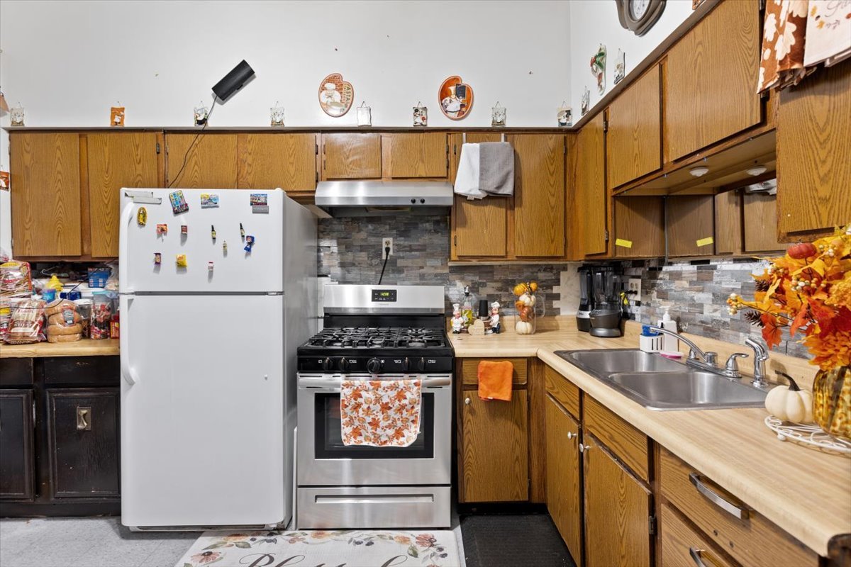 3911 North Kedzie Avenue Chicago, IL 60618 - Photo 28 of 35 a kitchen with stainless steel appliances a refrigerator and cabinets