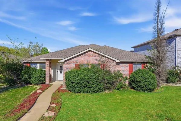 $305,000 | 725 Lovern Street, Cedar Hill, TX 75104