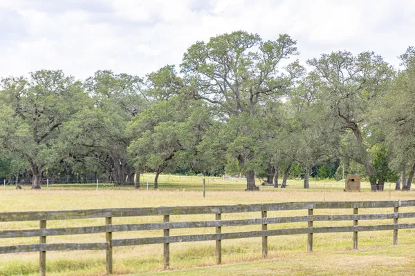 $460,000 | 1276 County Road 216, Hallettsville, TX 77964