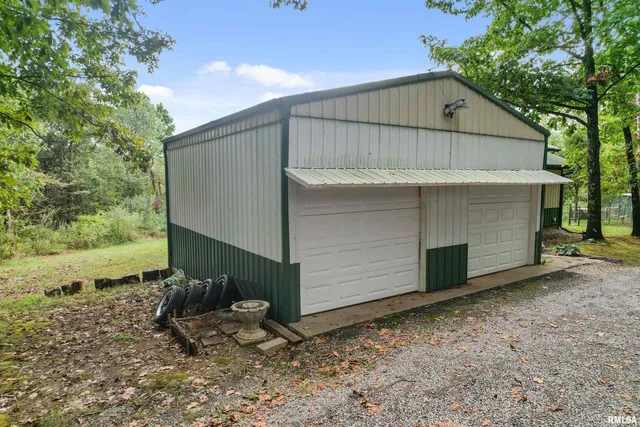 a view of a house with backyard