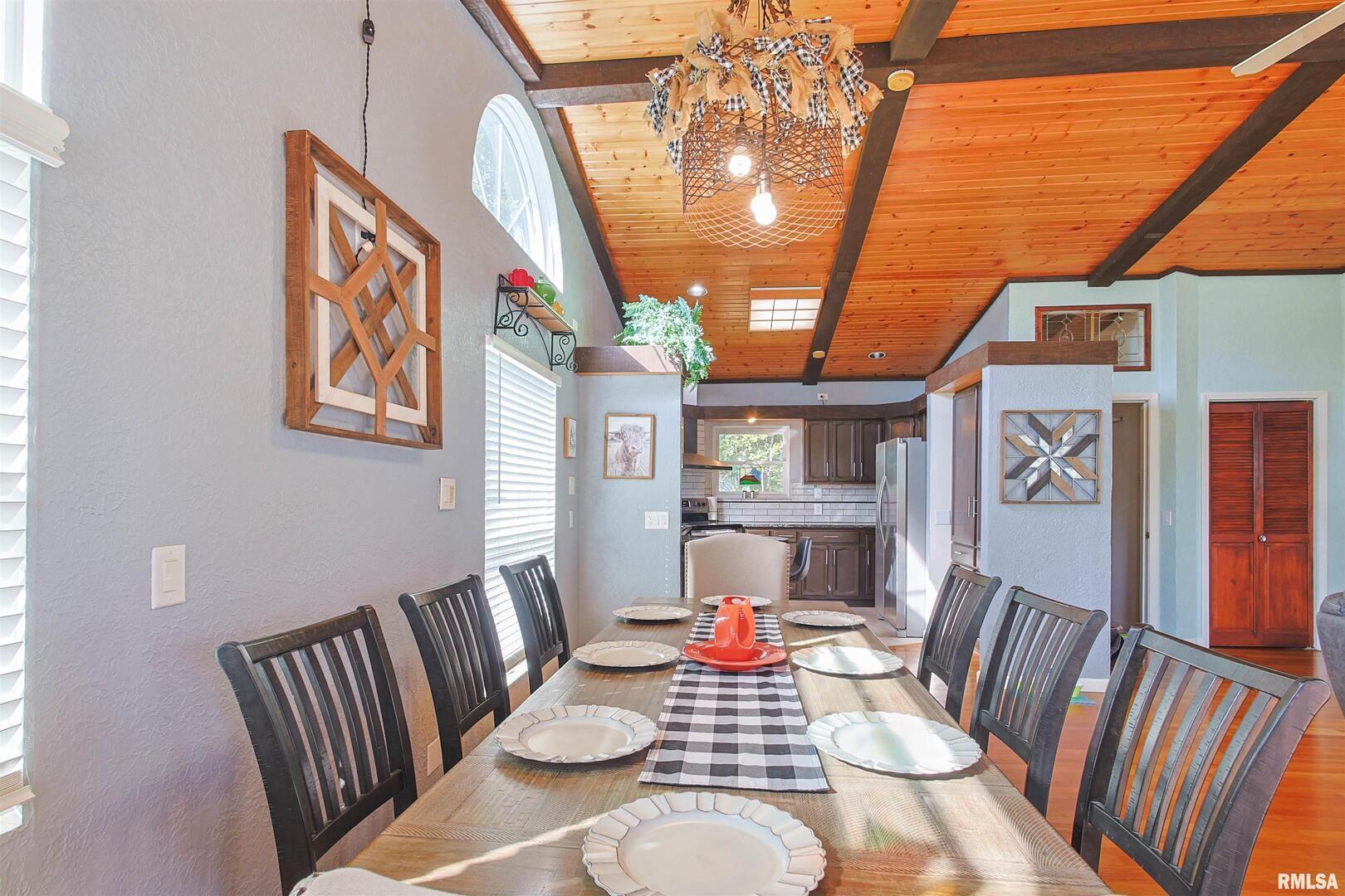2115 North Lick Creek Road Goreville, IL 62939 - Photo 6 of 28 a living room with furniture