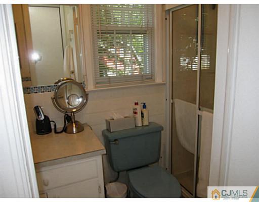 140 Fern Road East Brunswick, NJ 08816 - Photo 18 of 25 Gallery Image 18