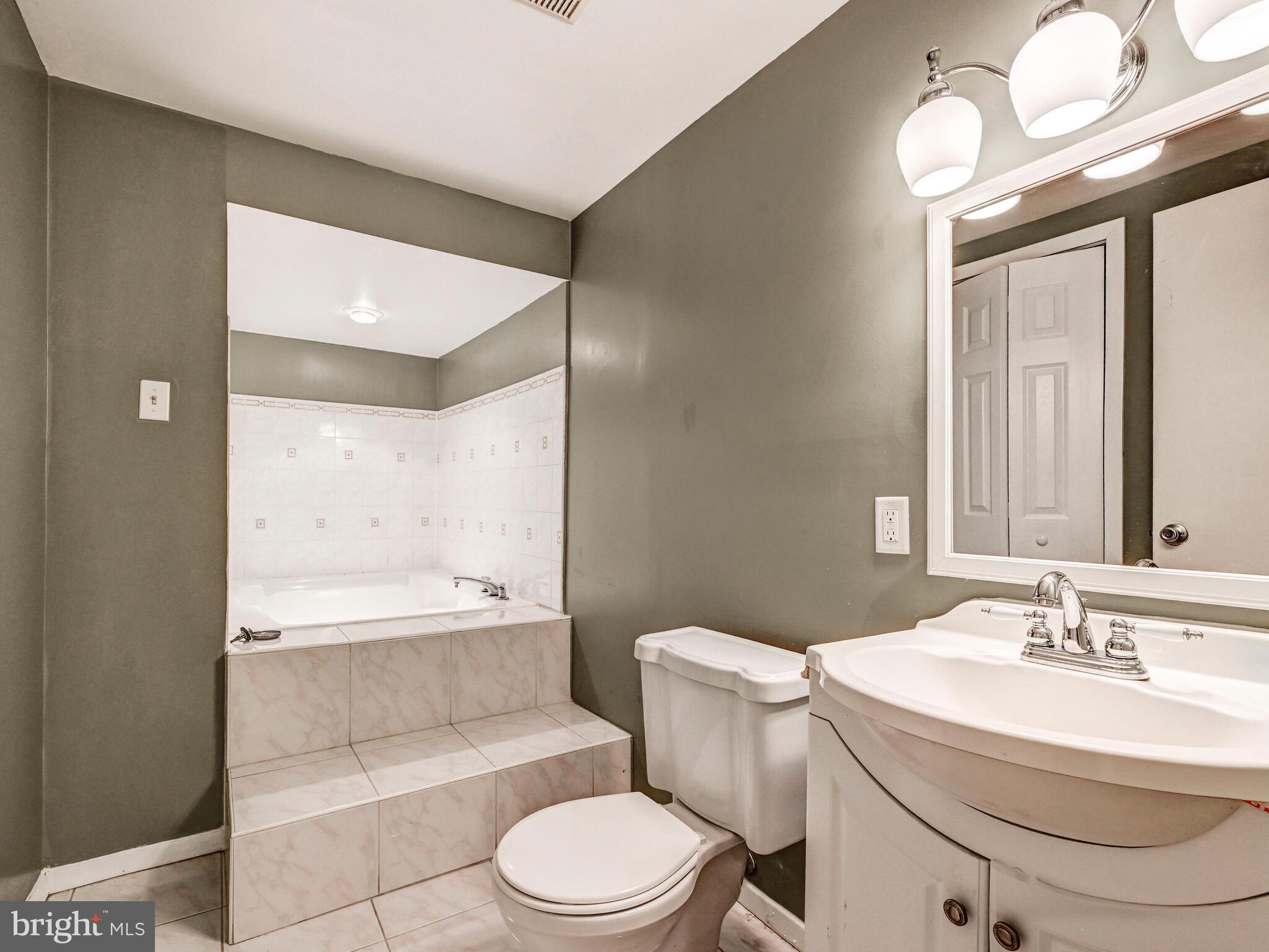7230 Lasting Light Way Columbia, MD 21045 - Photo 18 of 27 THIRD BATH WITH SOAKING TUB