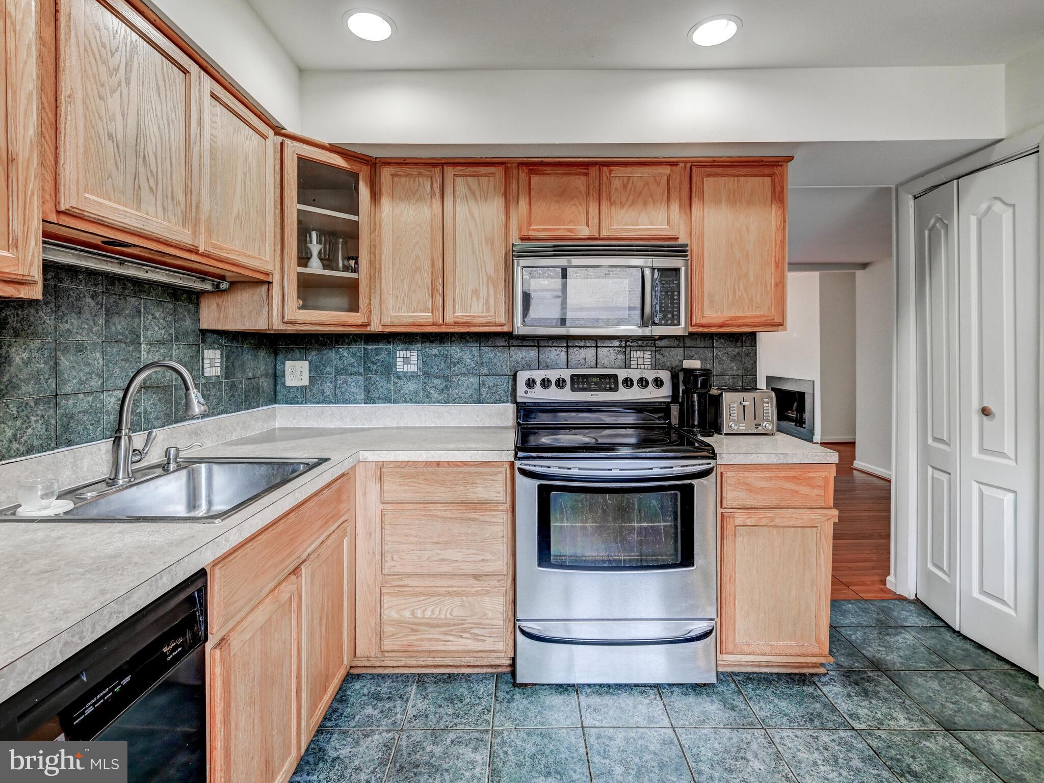 7230 Lasting Light Way Columbia, MD 21045 - Photo 6 of 27 ABUNDANT CABINETRY
