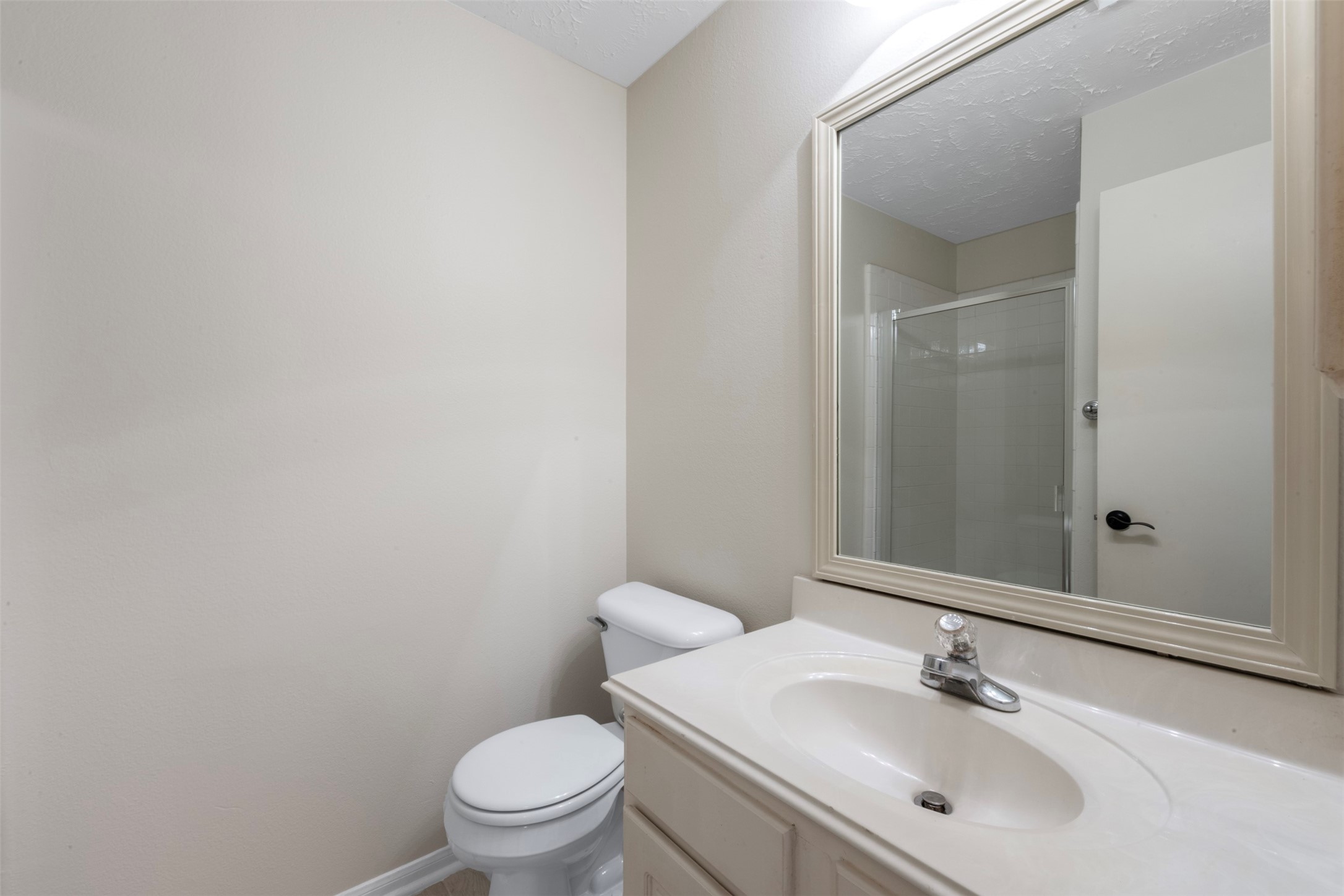 8051 Bay Branch Drive, Unit 423 Spring, TX 77382 - Photo 19 of 29 Bathroom two