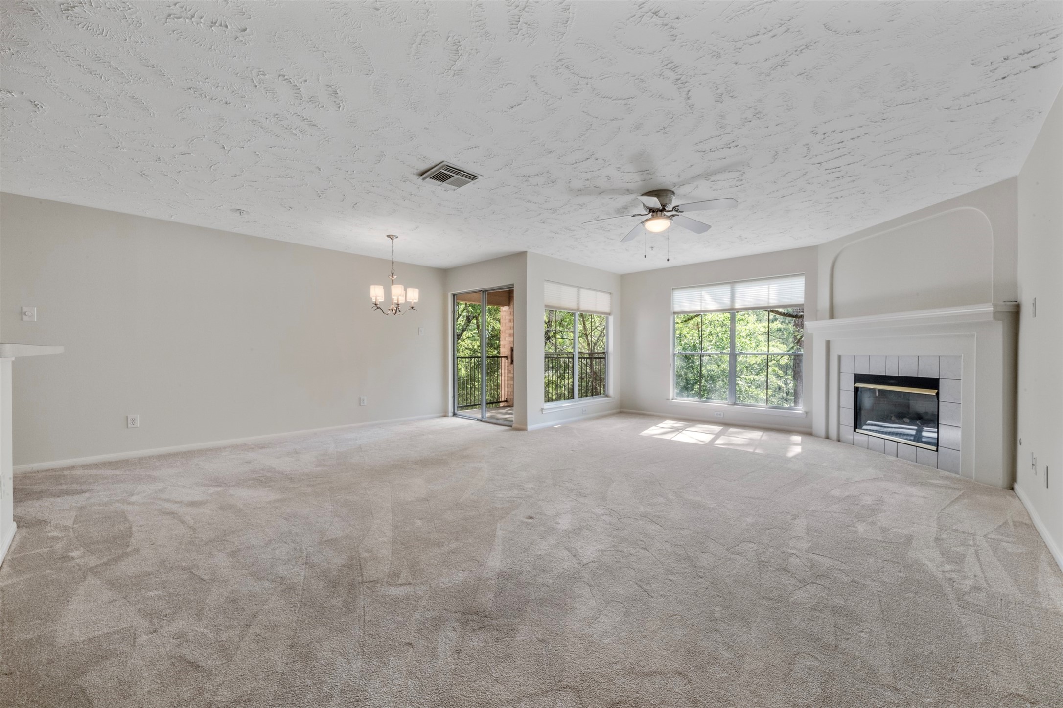 8051 Bay Branch Drive, Unit 423 Spring, TX 77382 - Photo 7 of 29 Dining and living area