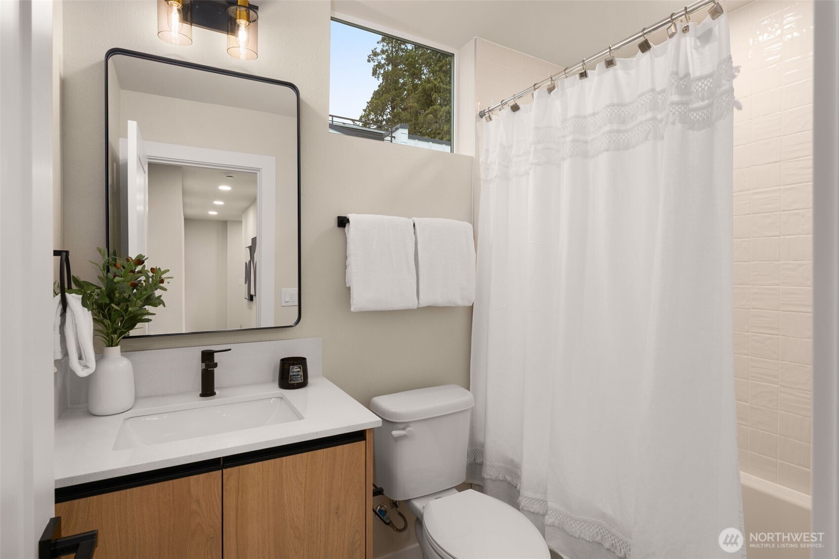 1012 Northeast 70th Street Seattle, WA 98115 - Photo 20 of 34