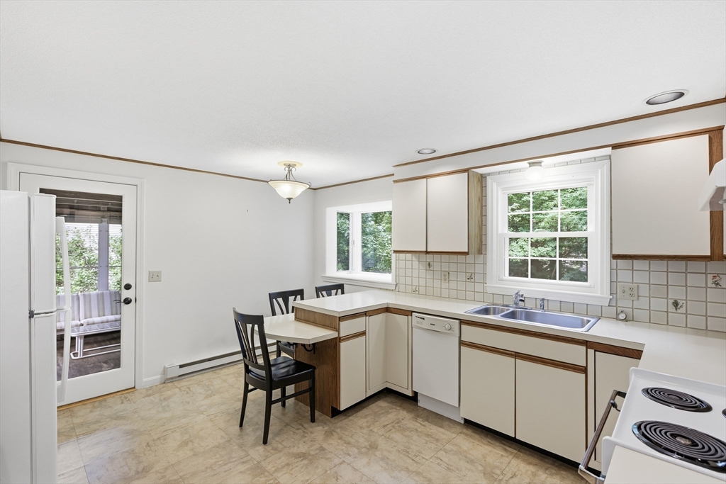 12 Hemlock Road Westford, MA 01886 - Photo 11 of 37
