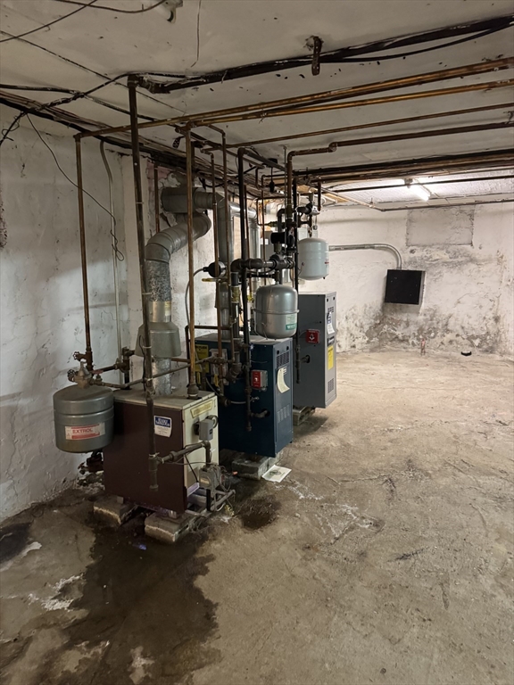 224 Chelsea Street Boston, MA 02128 - Photo 24 of 26 a room with gym equipment