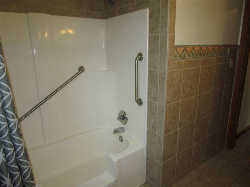 410 Hazen Road Sharpsville, PA 16150 - Photo 16 of 22 a bathroom with a bathtub
