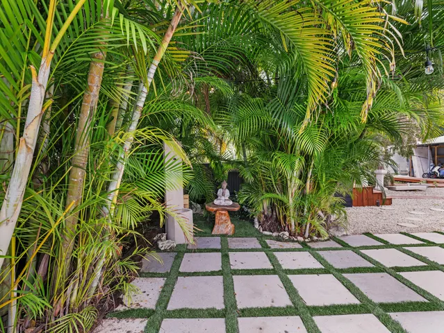 a view of yard with seating area