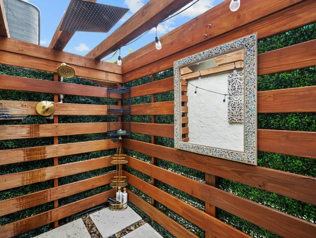 a view of a backyard