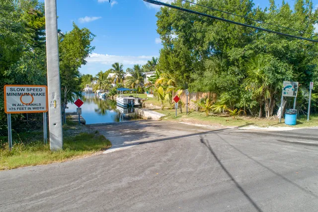a picture of a bench