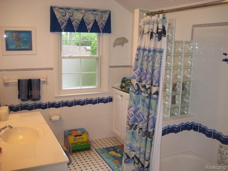1540 Fairholme Road Grosse Pointe, MI 48236 - Photo 15 of 19 1540 Fairholme 004-001.jpg