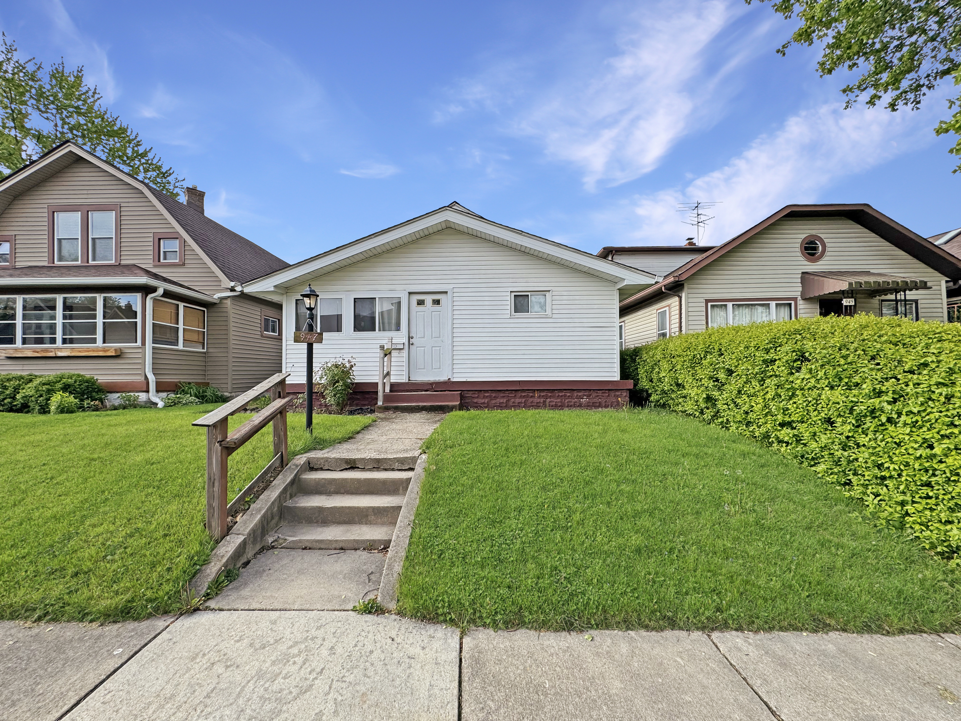 947 East Bradbury Ave  