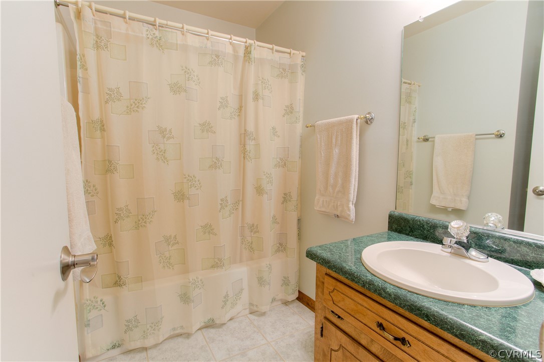 18000 River Road Chesterfield, VA 23838 - Photo 17 of 27 The Hallway Bathroom