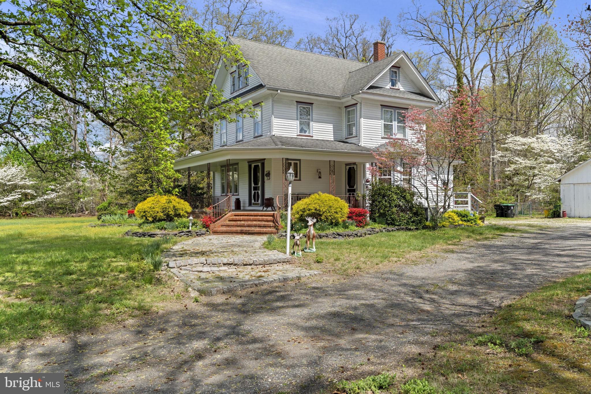 a view of house with a yard