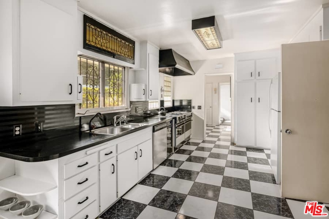 3255 Fryman Road Studio City, CA 91604 - Photo 12 of 35 Gallery Image 12