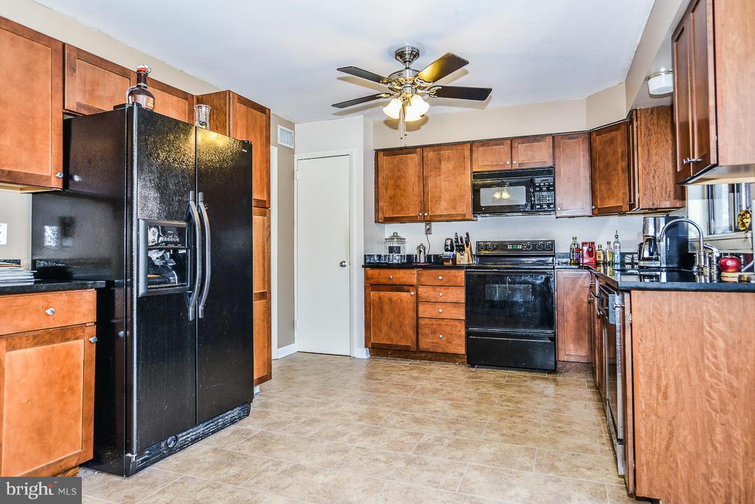 11974 Greywing Court Reston, VA 20191 - Photo 7 of 21 Spacious kitchen with granite counter tops