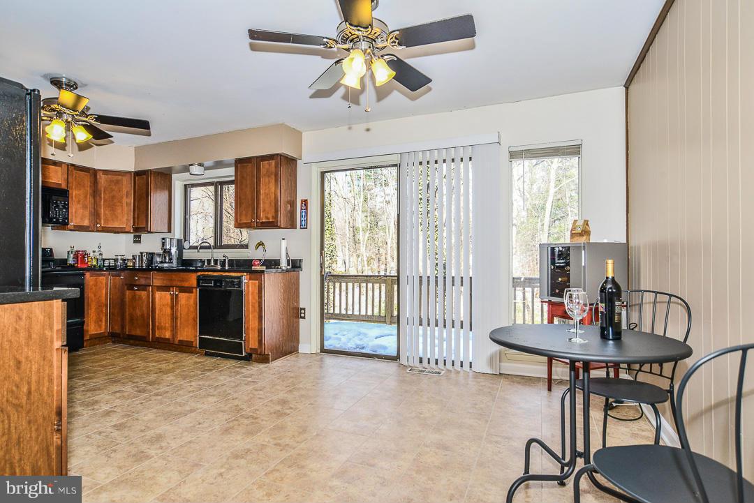 11974 Greywing Court Reston, VA 20191 - Photo 10 of 21 Kitchen with table space