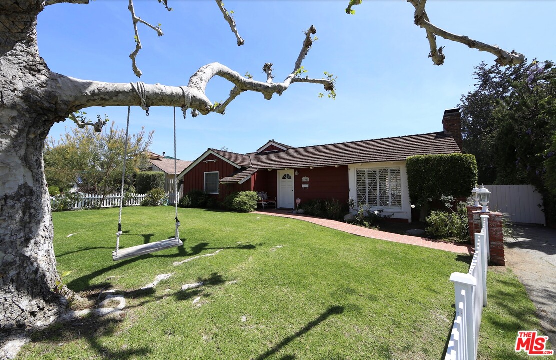 a view of a house with backyard and porch
