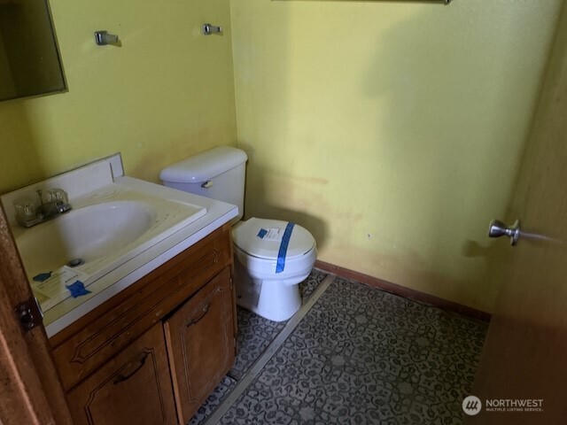 314 Liberty Avenue Granger, WA 98932 - Photo 12 of 26 a bathroom with a sink and toilet