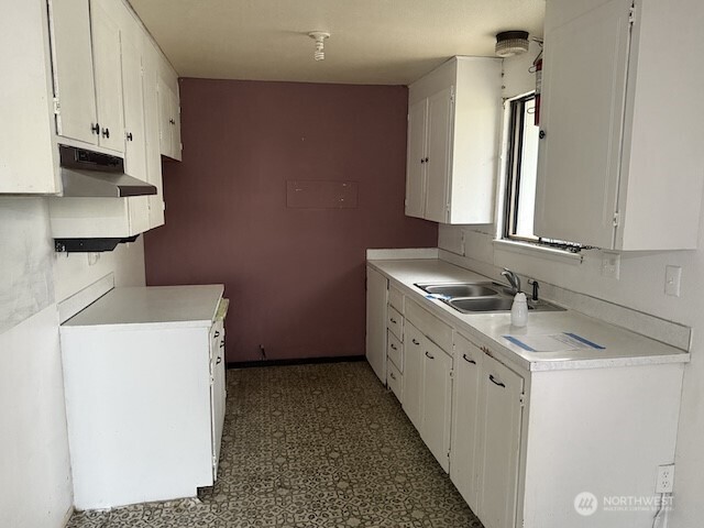 314 Liberty Avenue Granger, WA 98932 - Photo 14 of 26 a utility room with cabinets washer and dryer