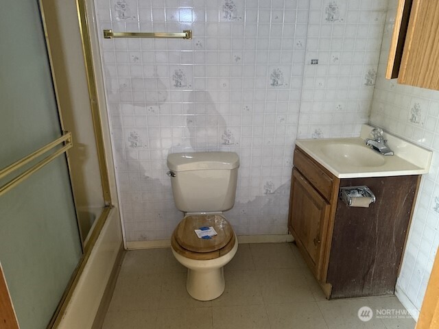 314 Liberty Avenue Granger, WA 98932 - Photo 21 of 26 a bathroom with a toilet and a sink