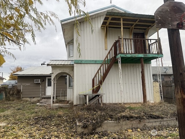 314 Liberty Avenue Granger, WA 98932 - Photo 5 of 26 a front view of a house with a yard