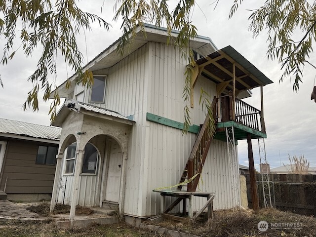 314 Liberty Avenue Granger, WA 98932 - Photo 6 of 26 a front view of a house with entryway
